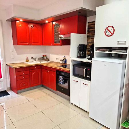 03 - Joli Studio Traversant Situe Au Rdc Avec 2 Lits, Tout Equipe Pour 1, 2 Ou 3 Personnes Maximum, Entree Independante Donnant Sur Parking Dont Une Place Est Reservee Devant La Porte, Grand Fourgon Possible Et Petit Jardin Sur L'Arriere Comme Une Ma Razac-sur-l'Isle Exterior photo