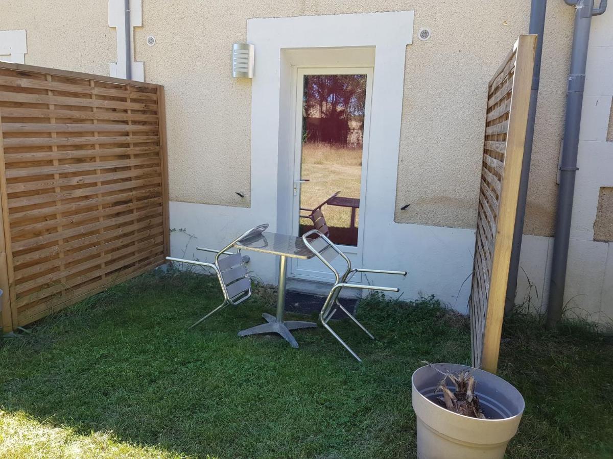 03 - Joli Studio Traversant Situe Au Rdc Avec 2 Lits, Tout Equipe Pour 1, 2 Ou 3 Personnes Maximum, Entree Independante Donnant Sur Parking Dont Une Place Est Reservee Devant La Porte, Grand Fourgon Possible Et Petit Jardin Sur L'Arriere Comme Une Ma Razac-sur-l'Isle Exterior photo