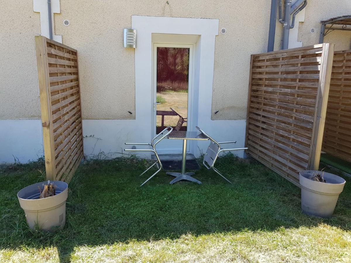 03 - Joli Studio Traversant Situe Au Rdc Avec 2 Lits, Tout Equipe Pour 1, 2 Ou 3 Personnes Maximum, Entree Independante Donnant Sur Parking Dont Une Place Est Reservee Devant La Porte, Grand Fourgon Possible Et Petit Jardin Sur L'Arriere Comme Une Ma Razac-sur-l'Isle Exterior photo