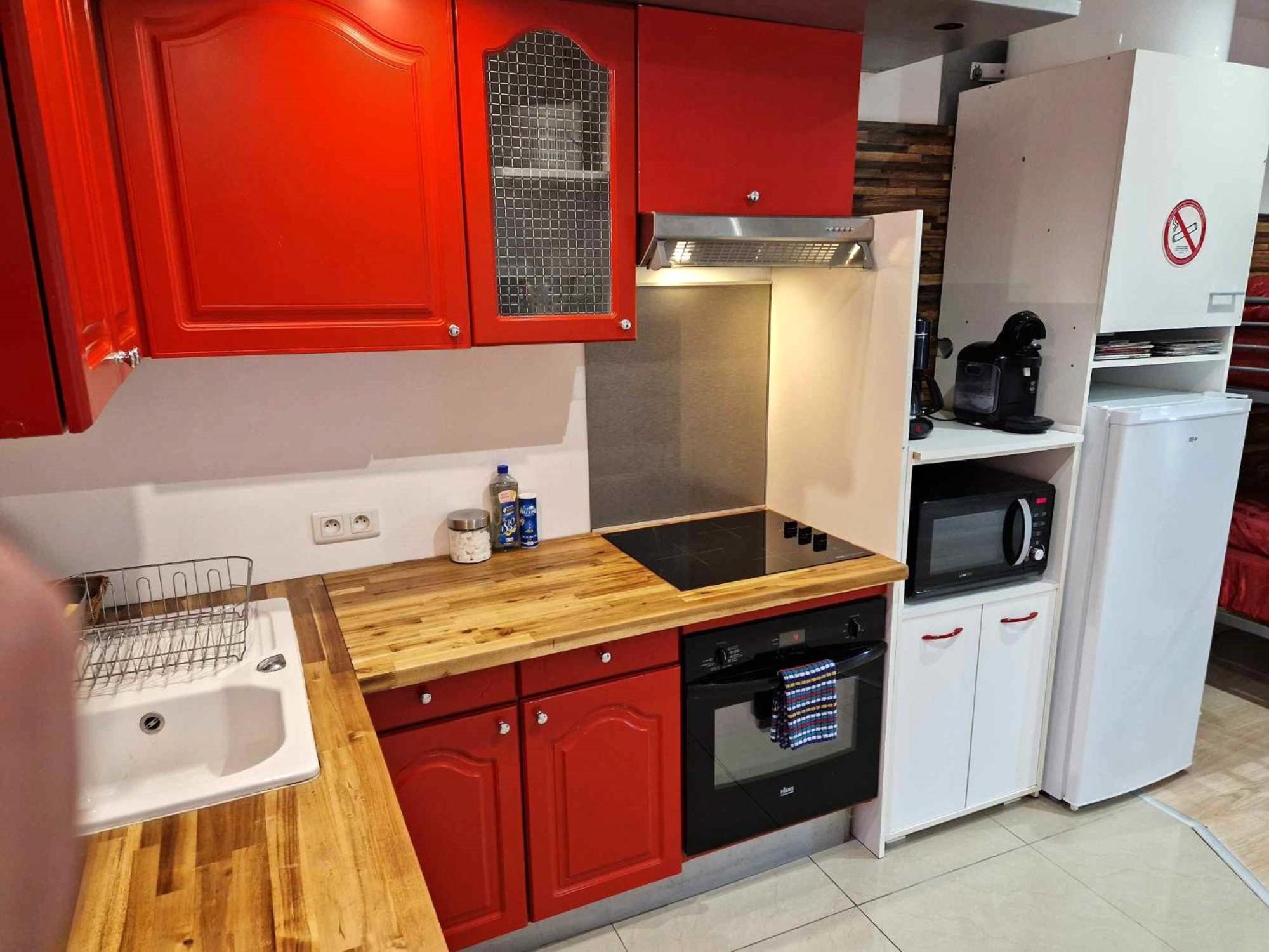 03 - Joli Studio Traversant Situe Au Rdc Avec 2 Lits, Tout Equipe Pour 1, 2 Ou 3 Personnes Maximum, Entree Independante Donnant Sur Parking Dont Une Place Est Reservee Devant La Porte, Grand Fourgon Possible Et Petit Jardin Sur L'Arriere Comme Une Ma Razac-sur-l'Isle Exterior photo