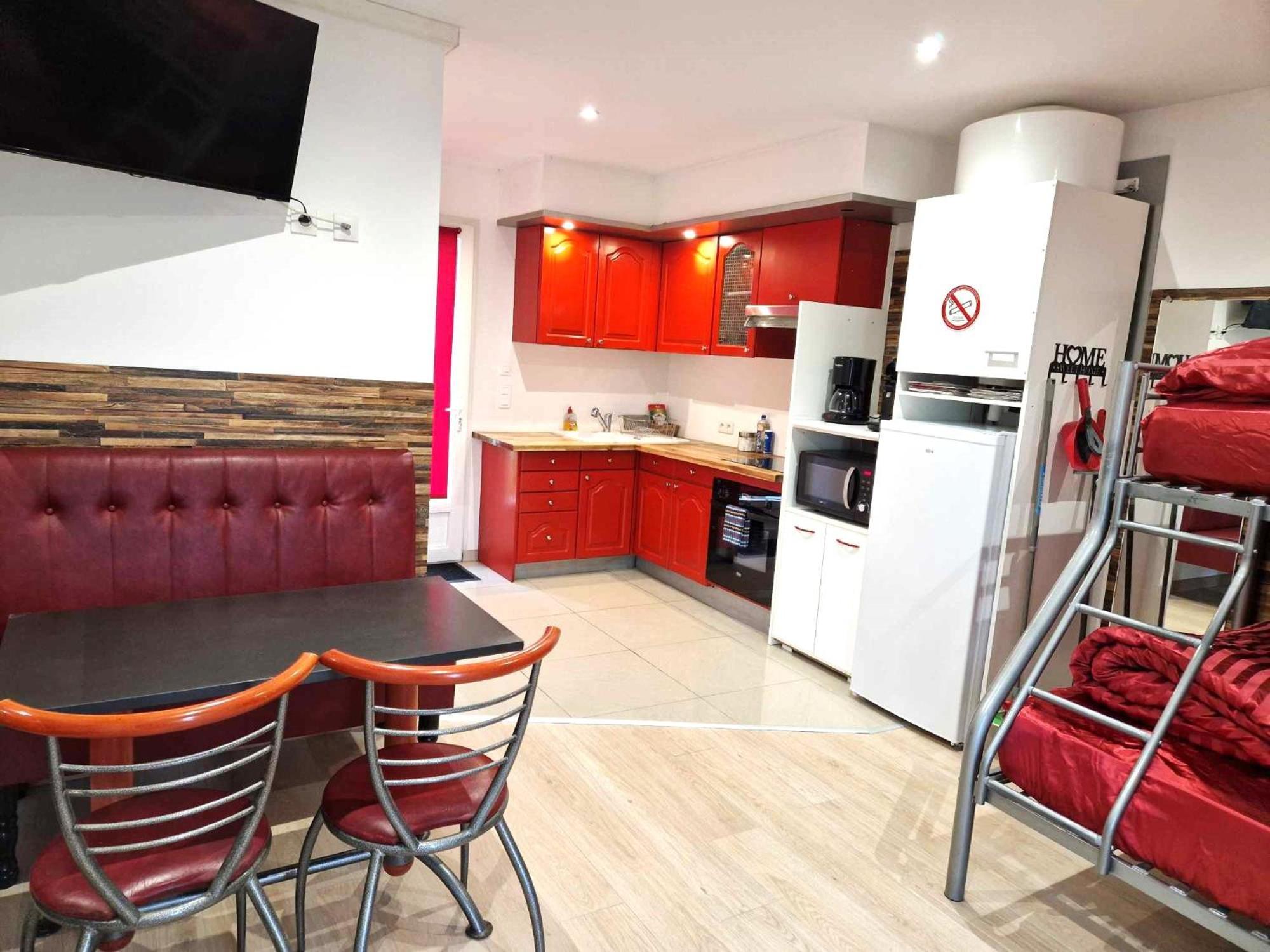 03 - Joli Studio Traversant Situe Au Rdc Avec 2 Lits, Tout Equipe Pour 1, 2 Ou 3 Personnes Maximum, Entree Independante Donnant Sur Parking Dont Une Place Est Reservee Devant La Porte, Grand Fourgon Possible Et Petit Jardin Sur L'Arriere Comme Une Ma Razac-sur-l'Isle Exterior photo