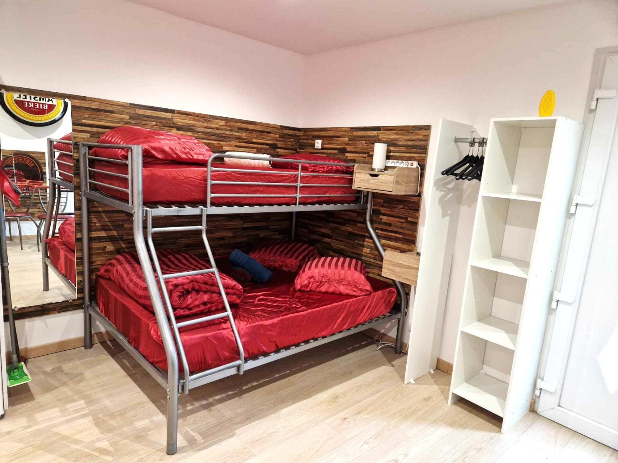 03 - Joli Studio Traversant Situe Au Rdc Avec 2 Lits, Tout Equipe Pour 1, 2 Ou 3 Personnes Maximum, Entree Independante Donnant Sur Parking Dont Une Place Est Reservee Devant La Porte, Grand Fourgon Possible Et Petit Jardin Sur L'Arriere Comme Une Ma Razac-sur-l'Isle Exterior photo